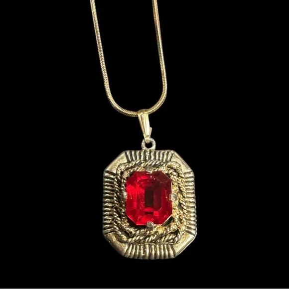 Vintage Signed Sarah Coventry Gold Tone Necklace with Vibrant Red Gem - Picture 2 of 6